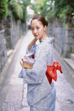 外回り中に突然の大雨一雨宿